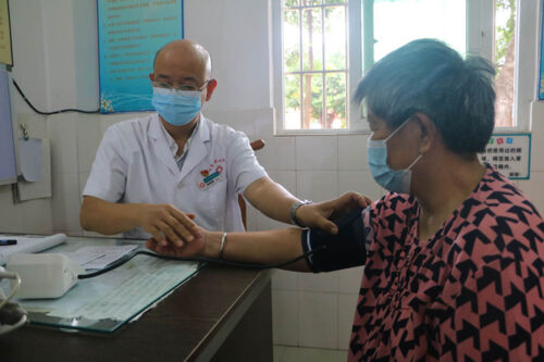 花都区山下村卫生站分站村医徐满潮在为村民量血压.jpg