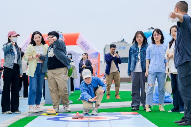 龙湖蓝海引擎产业园的冰壶游戏.jpg