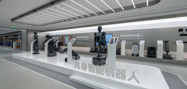 全球首个商用服务机器人体验中心 内部展示具身智能机器人.png