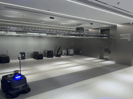 全球首个商用服务机器人体验中心内部展示清洁机器人.png