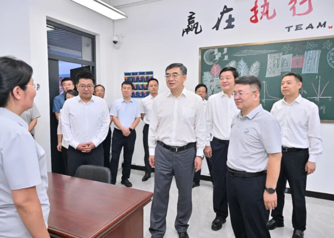 图片1（李建国在第一中学调研慰问。冯晓磊摄）.png