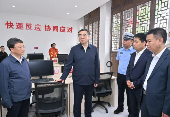 图片1（市委书记李建国在忻州古城调研中秋、国庆假期景区服务保障工作安排情况。冯晓磊摄）.png